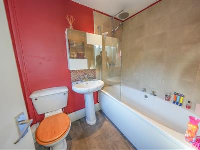 GROUND FLOOR BATHROOM / W.C.